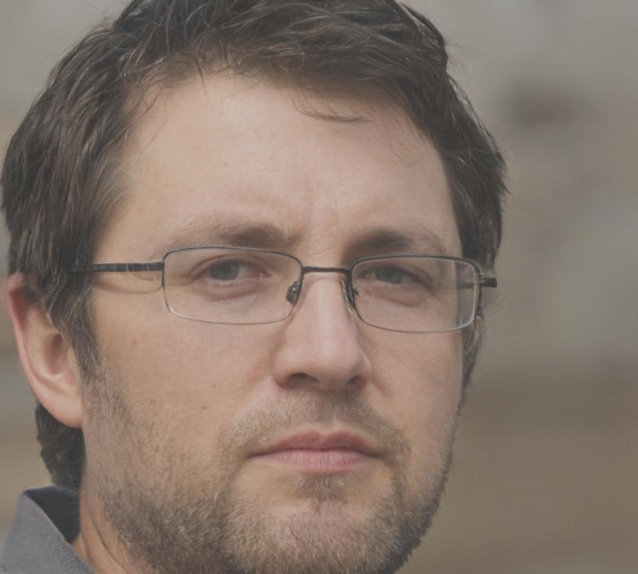 Portraitfoto von Marcus Weber bei einer Präsentation